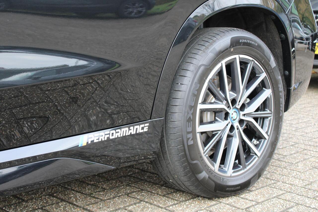 BMW iX1 eDrive20 67 kWh , Automaat, M-Sportpakket, Leder/alcantara Bekleding, Navi, Clima, Camera, Adap.Cruise, Stoelverwarming, Apple Carplay, Andoid Auto, LMV 18 Inch, Dakrails