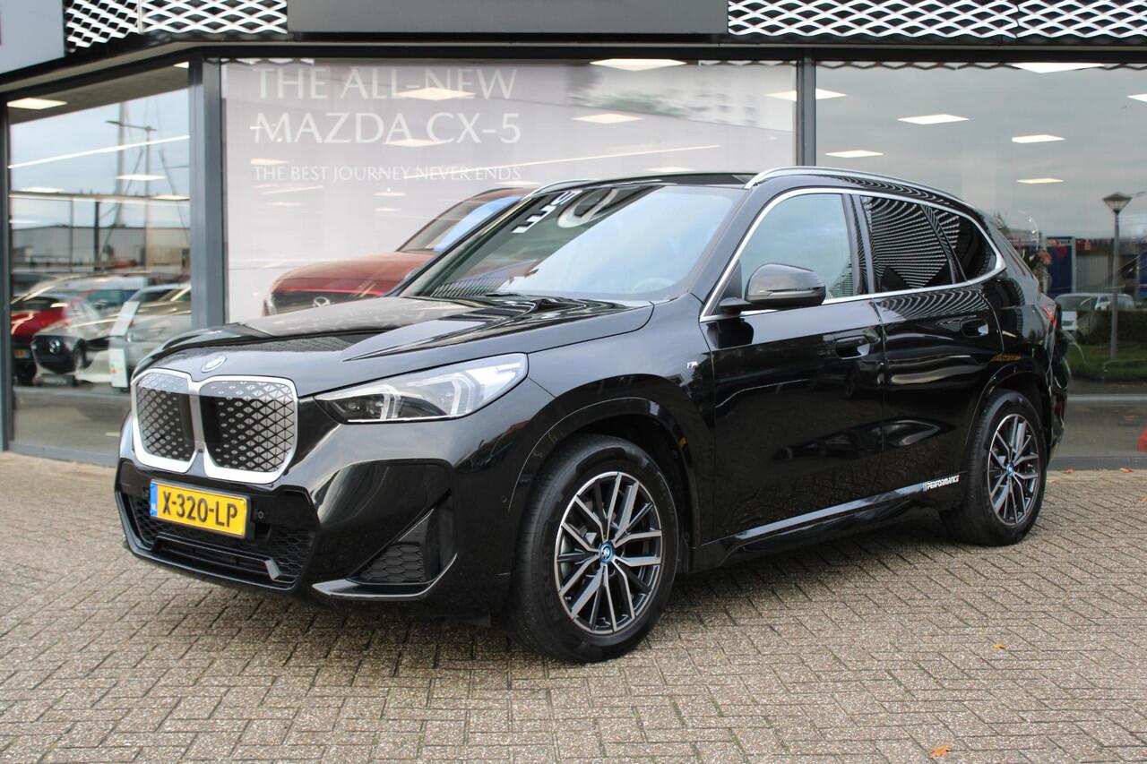 BMW iX1 eDrive20 67 kWh , Automaat, M-Sportpakket, Leder/alcantara Bekleding, Navi, Clima, Camera, Adap.Cruise, Stoelverwarming, Apple Carplay, Andoid Auto, LMV 18 Inch, Dakrails