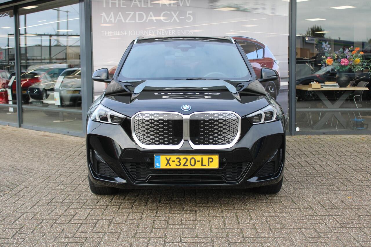 BMW iX1 eDrive20 67 kWh , Automaat, M-Sportpakket, Leder/alcantara Bekleding, Navi, Clima, Camera, Adap.Cruise, Stoelverwarming, Apple Carplay, Andoid Auto, LMV 18 Inch, Dakrails