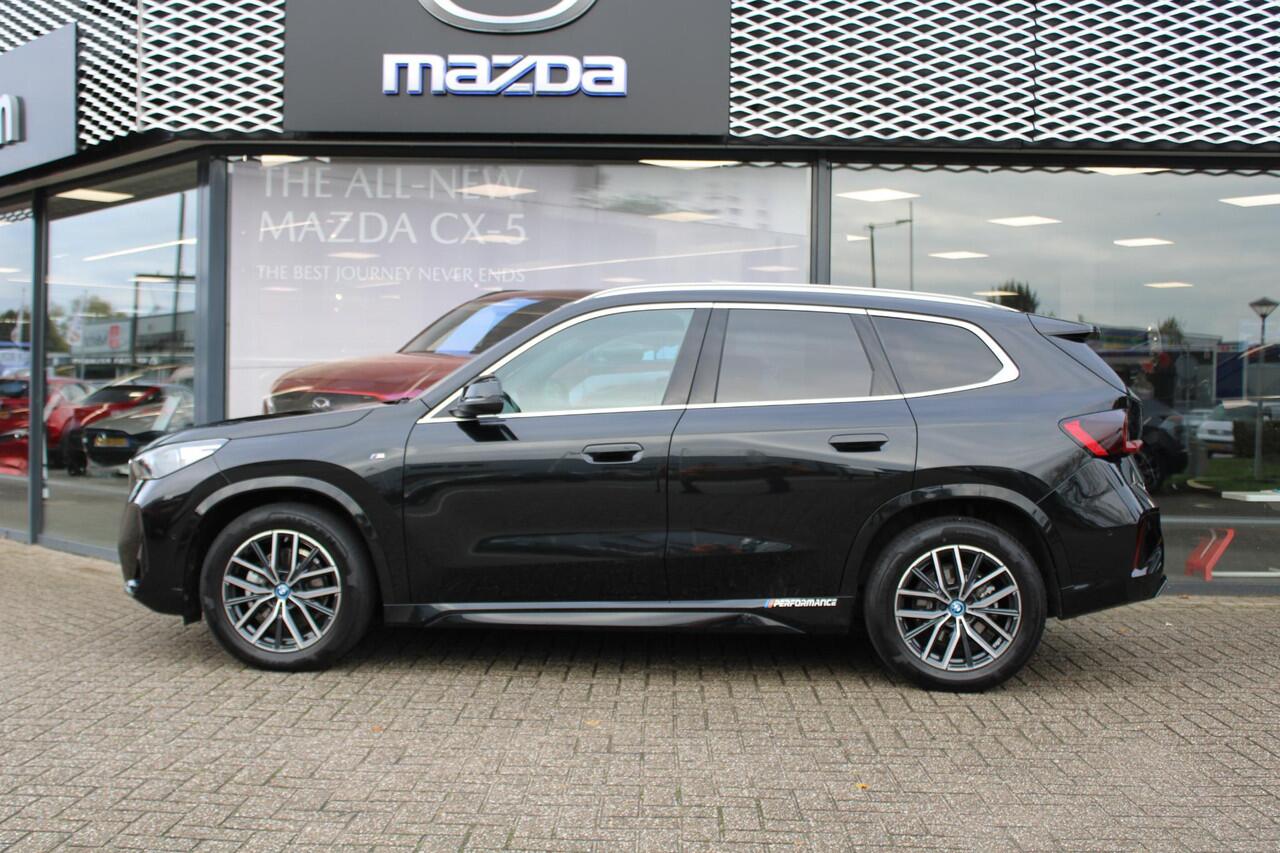 BMW iX1 eDrive20 67 kWh , Automaat, M-Sportpakket, Leder/alcantara Bekleding, Navi, Clima, Camera, Adap.Cruise, Stoelverwarming, Apple Carplay, Andoid Auto, LMV 18 Inch, Dakrails