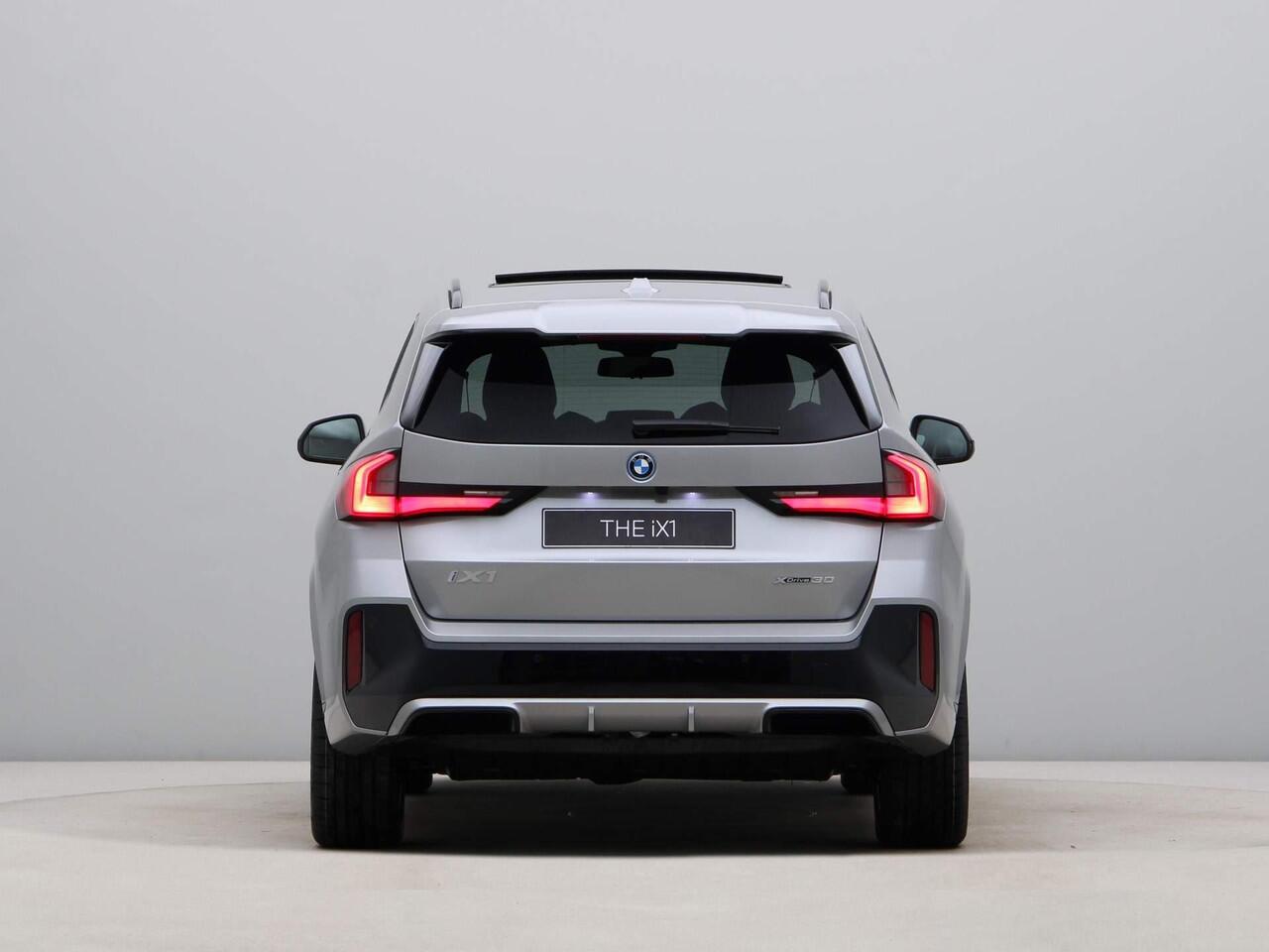 BMW iX1 xDrive30 67 kWh | M-Sportpakket | Trekhaak | 19inch | Ekris Selection