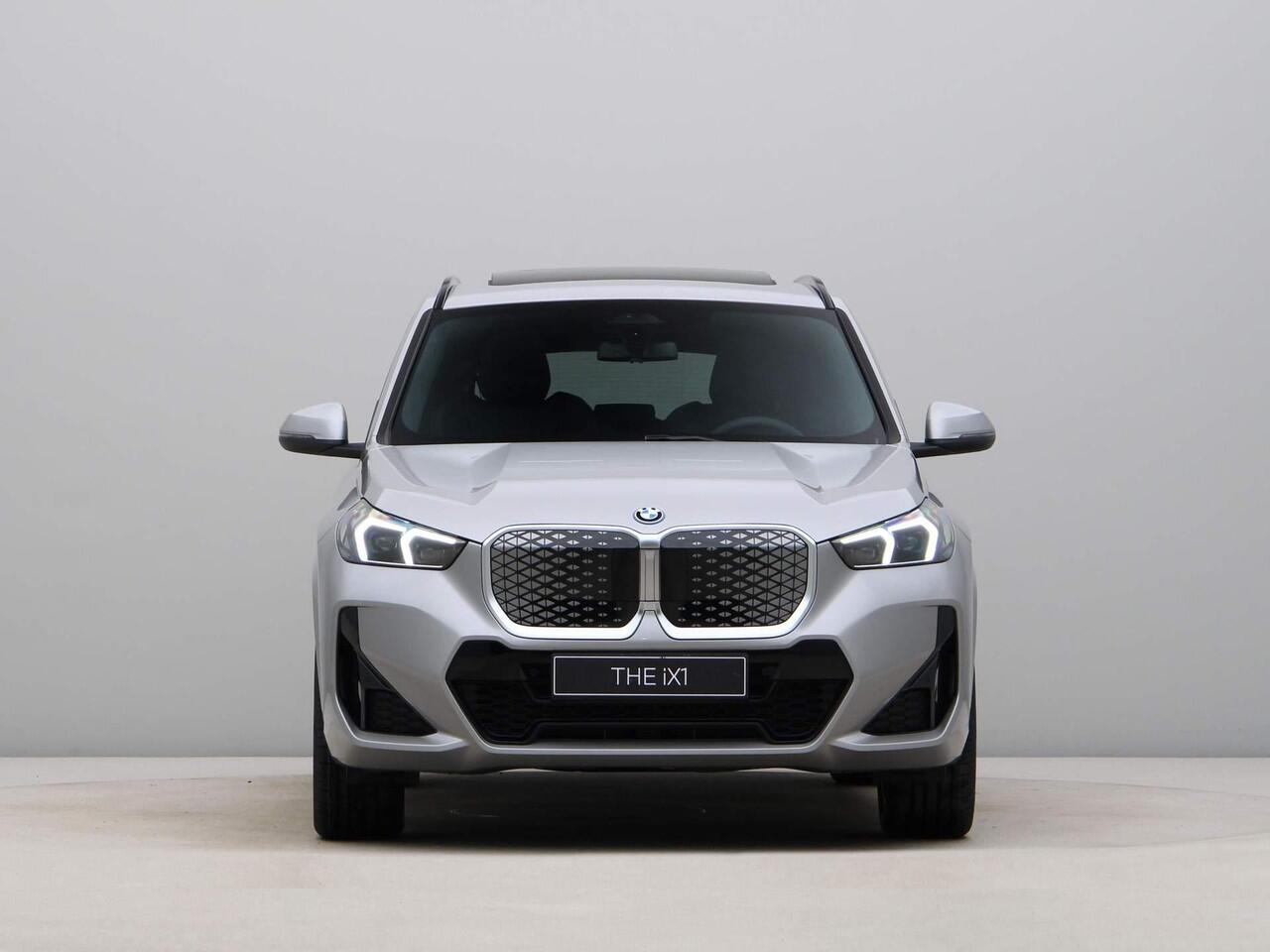 BMW iX1 xDrive30 67 kWh | M-Sportpakket | Trekhaak | 19inch | Ekris Selection
