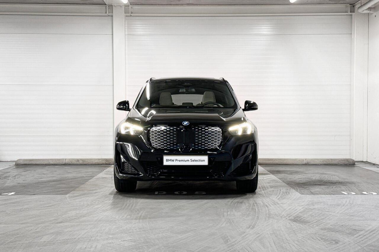 BMW iX1 eDrive20 | M-Sport Pro | Travel Pack | Innovation Pack | Driving Assistant Plus | Harman/Kardon | Comfort Access | Trekhaak | Selections