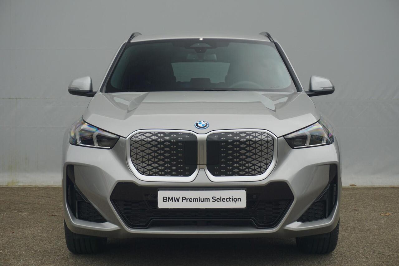 BMW iX1 eDrive20 M Sport / Premium Pack / Comfort Pack / Elektrische Stoelen / Trekhaak | Ekris Selection
