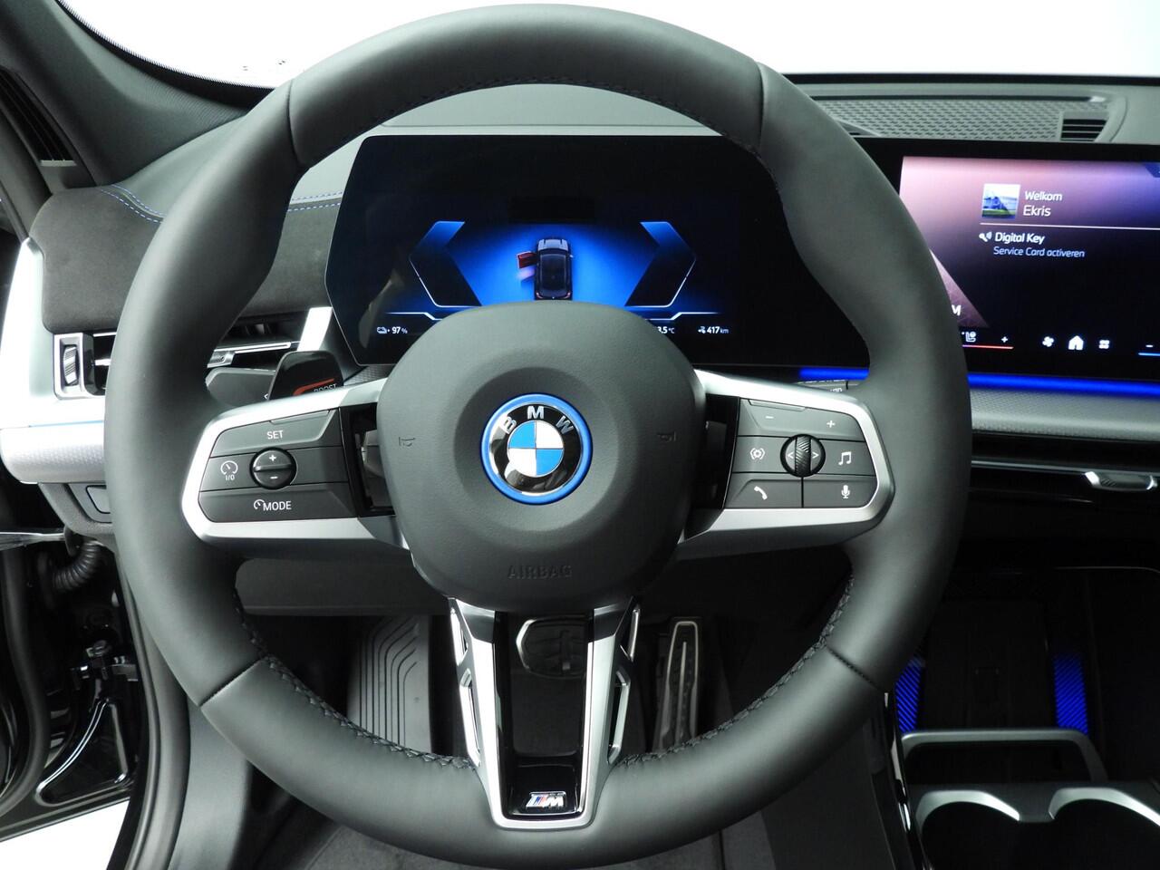 BMW iX1 eDrive20 M-Sportpakket / Trekhaak / Panoramadak / Harman-Kardon / Getint glas / Alu wielen 19 inch