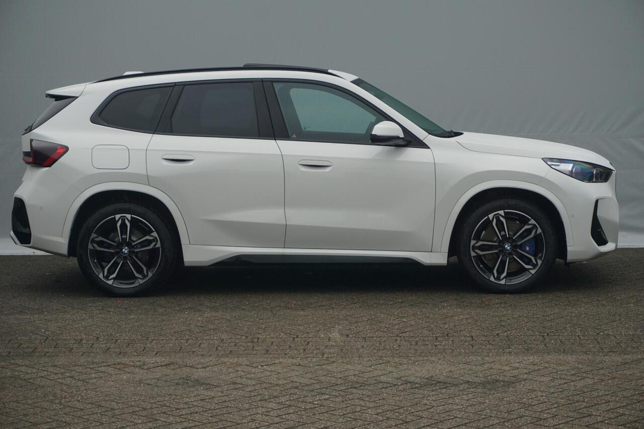 BMW iX1 eDrive20 M Sport | Trekhaak / Panoramadak / Harman Kardon / Cruise control adaptief met Stop&Go / Comfort Access