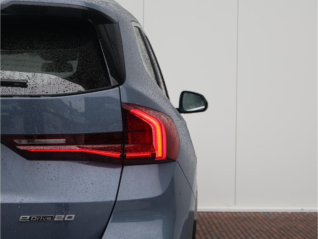 BMW iX1 eDrive20 67 kWh Nieuw/ X-Line/ Verwarmd Stuurwiel/ Sportstoelen/ Harman-Kardon/ Elektrische Trekhaak/ Achteruitrijcamera/ Stoelverwarming