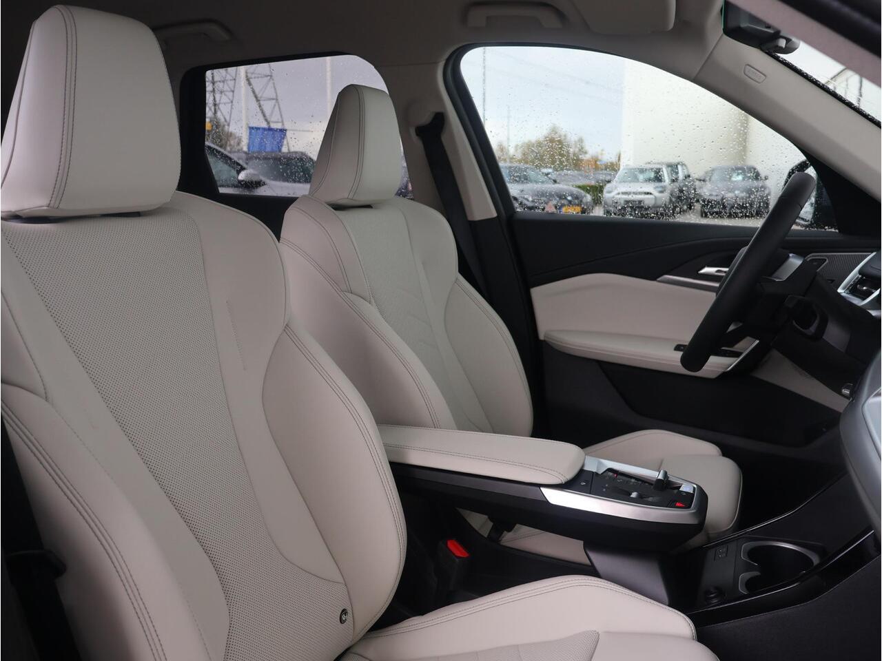 BMW iX1 eDrive20 67 kWh Nieuw/ X-Line/ Verwarmd Stuurwiel/ Sportstoelen/ Harman-Kardon/ Elektrische Trekhaak/ Achteruitrijcamera/ Stoelverwarming