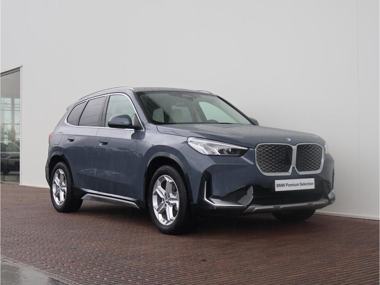 BMW iX1 eDrive20 67 kWh Nieuw/ X-Line/ Verwarmd Stuurwiel/ Sportstoelen/ Harman-Kardon/ Elektrische Trekhaak/ Achteruitrijcamera/ Stoelverwarming