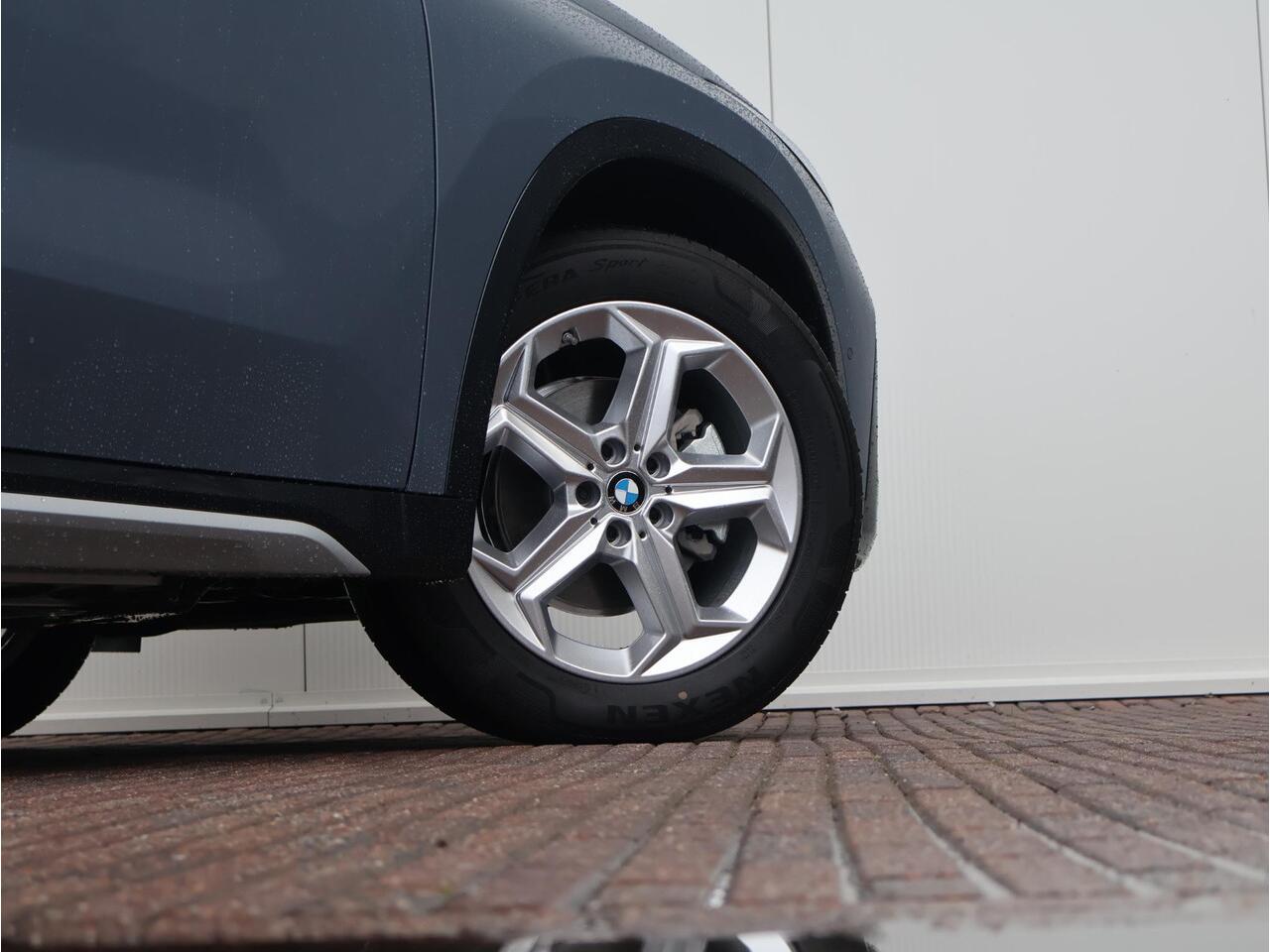 BMW iX1 eDrive20 67 kWh Nieuw/ X-Line/ Verwarmd Stuurwiel/ Sportstoelen/ Harman-Kardon/ Elektrische Trekhaak/ Achteruitrijcamera/ Stoelverwarming