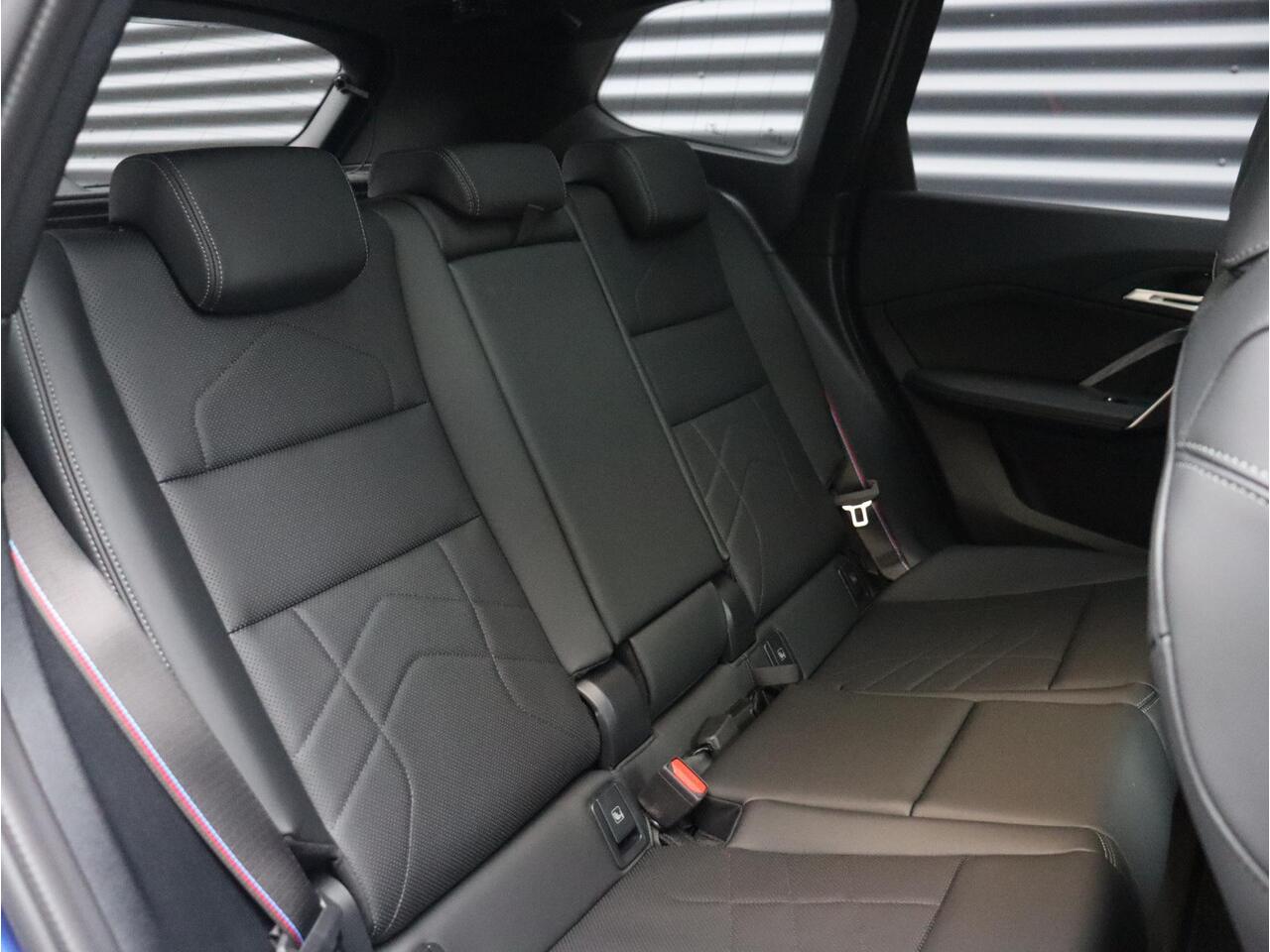 BMW iX1 eDrive20 | M Sportpakket Pro | Panodak | Harman Kardon | Elektr. Voorstoelen | Comfort Access | Stuurwiel Verwarming | Driving Assistant Plus | 19'' LMV