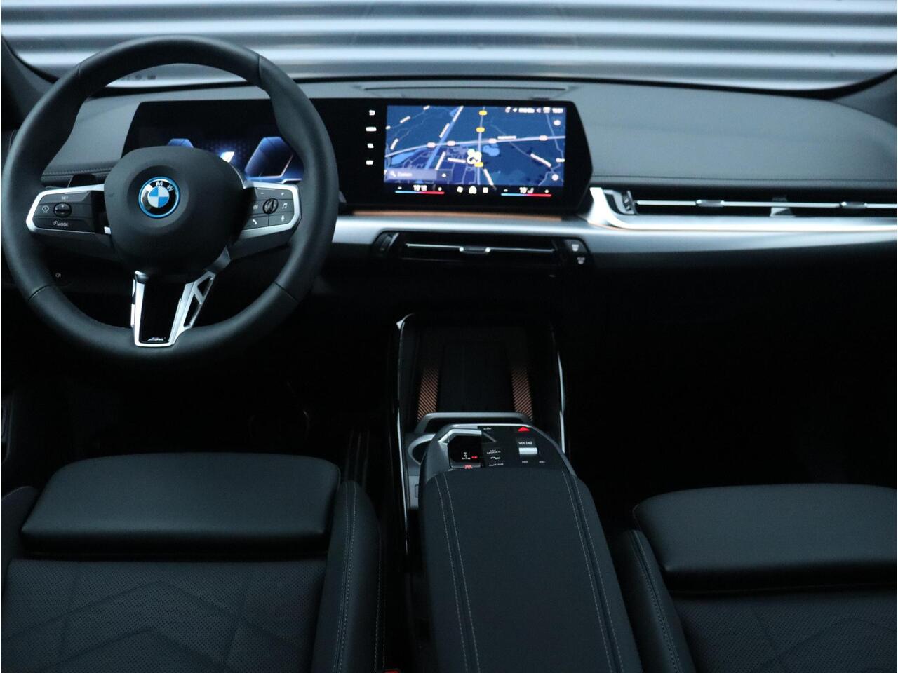 BMW iX1 eDrive20 | M Sportpakket Pro | Panodak | Harman Kardon | Elektr. Voorstoelen | Comfort Access | Stuurwiel Verwarming | Driving Assistant Plus | 19'' LMV