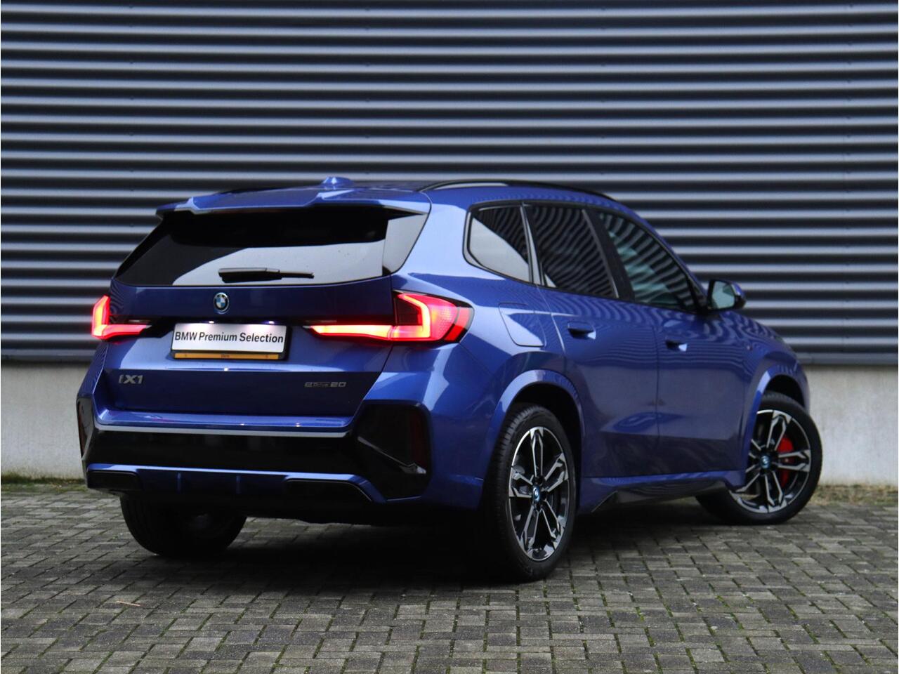 BMW iX1 eDrive20 | M Sportpakket Pro | Panodak | Harman Kardon | Elektr. Voorstoelen | Comfort Access | Stuurwiel Verwarming | Driving Assistant Plus | 19'' LMV