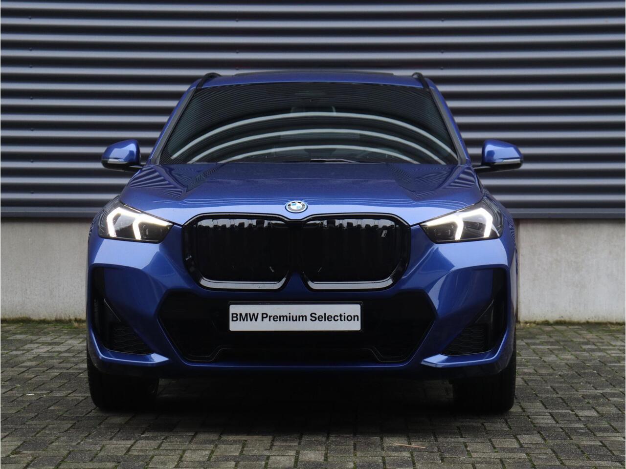 BMW iX1 eDrive20 | M Sportpakket Pro | Panodak | Harman Kardon | Elektr. Voorstoelen | Comfort Access | Stuurwiel Verwarming | Driving Assistant Plus | 19'' LMV