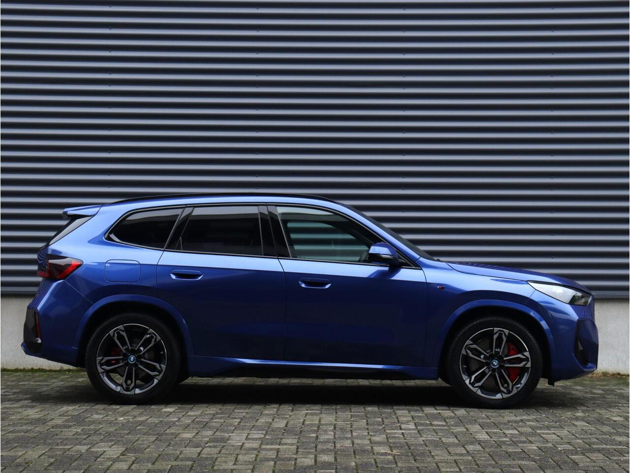 BMW iX1 eDrive20 | M Sportpakket Pro | Panodak | Harman Kardon | Elektr. Voorstoelen | Comfort Access | Stuurwiel Verwarming | Driving Assistant Plus | 19'' LMV