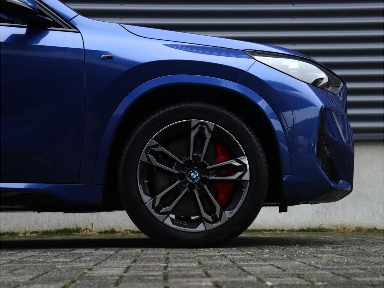 BMW iX1 eDrive20 | M Sportpakket Pro | Panodak | Harman Kardon | Elektr. Voorstoelen | Comfort Access | Stuurwiel Verwarming | Driving Assistant Plus | 19'' LMV