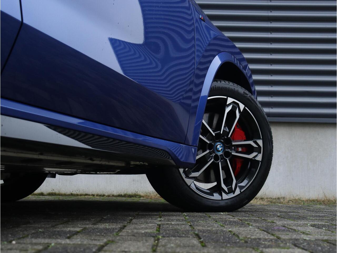 BMW iX1 eDrive20 | M Sportpakket Pro | Panodak | Harman Kardon | Elektr. Voorstoelen | Comfort Access | Stuurwiel Verwarming | Driving Assistant Plus | 19'' LMV