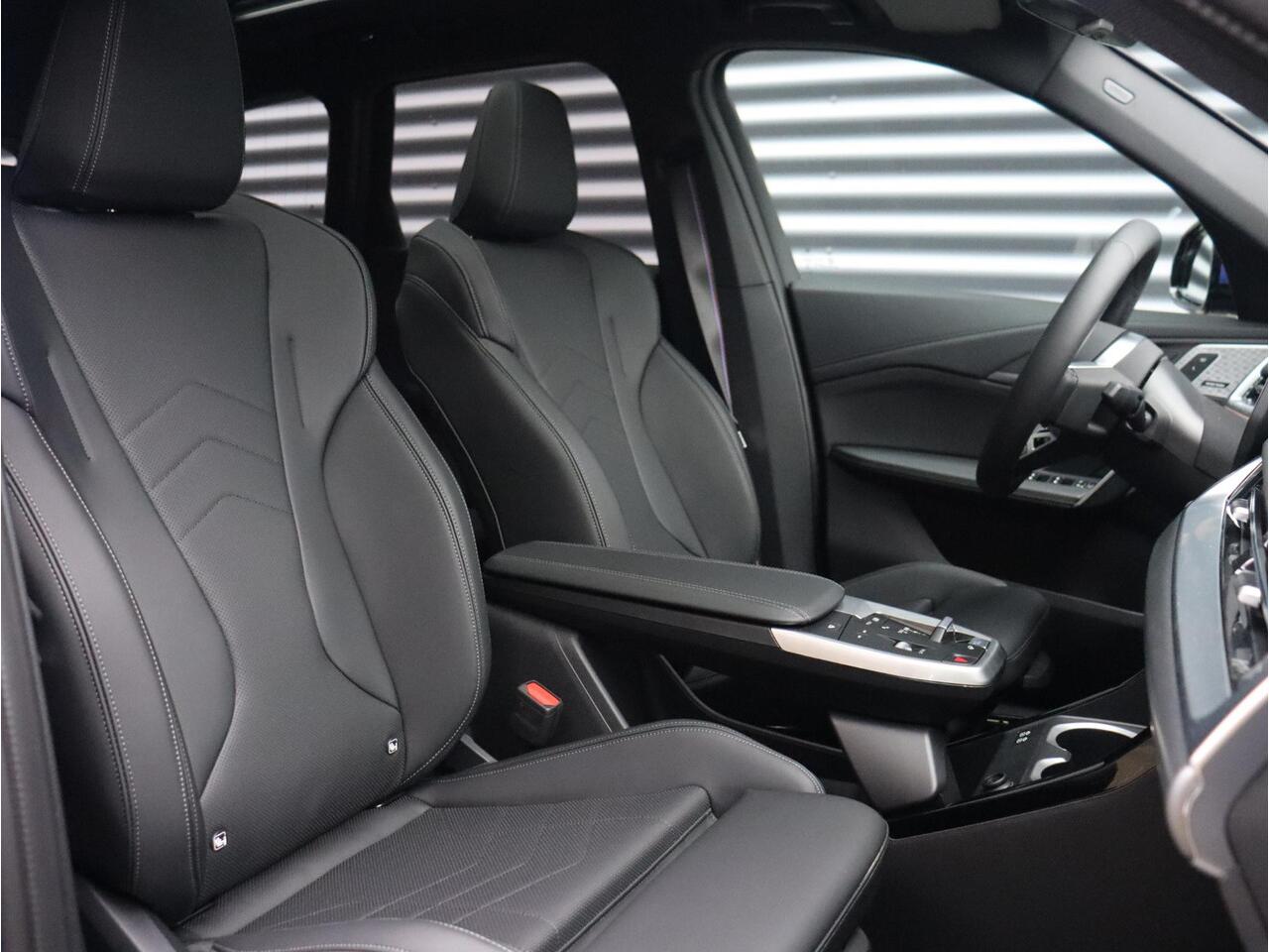 BMW iX1 eDrive20 | M Sportpakket Pro | Panodak | Harman Kardon | Elektr. Voorstoelen | Comfort Access | Stuurwiel Verwarming | Driving Assistant Plus | 19'' LMV