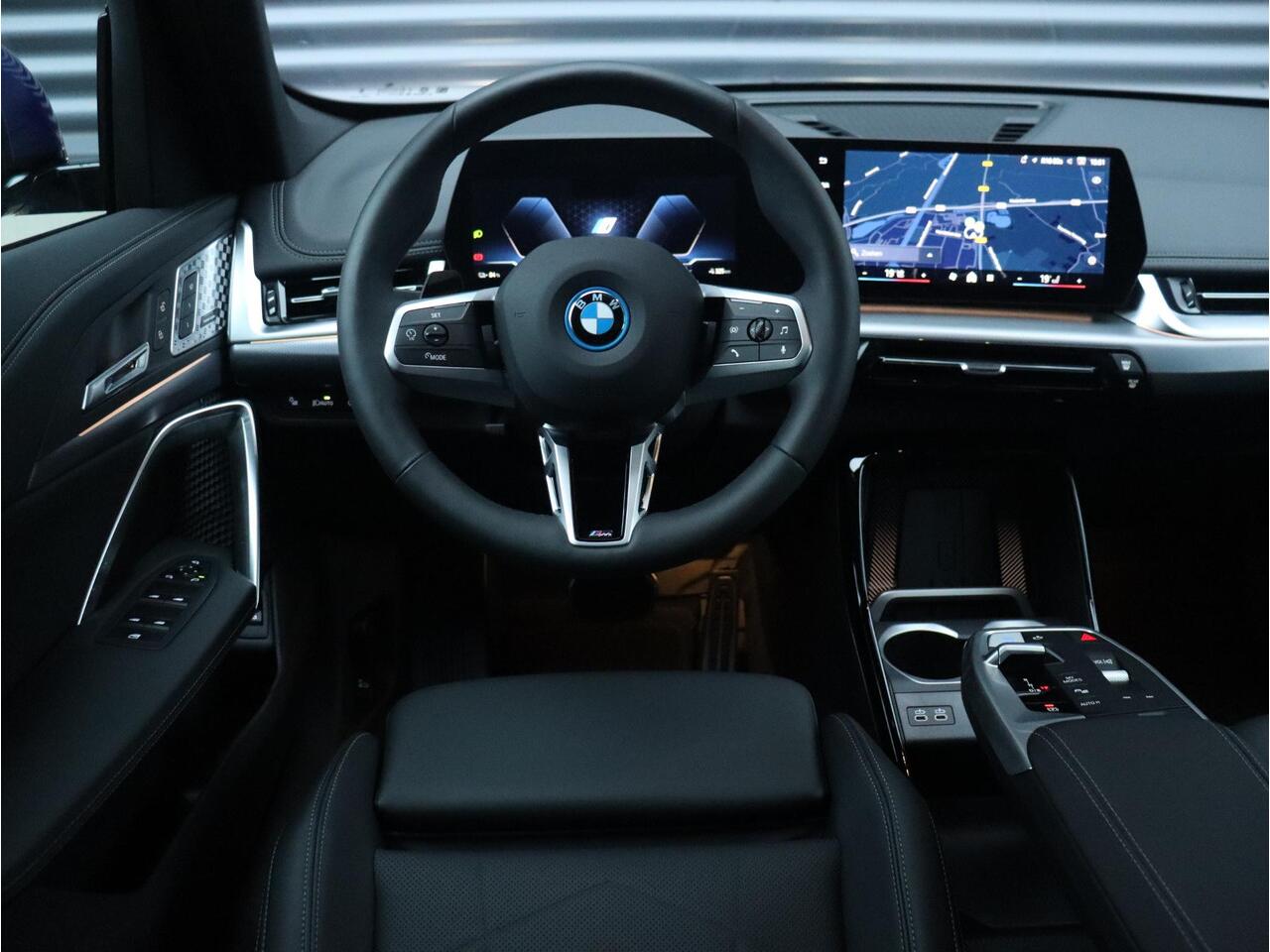 BMW iX1 eDrive20 | M Sportpakket Pro | Panodak | Harman Kardon | Elektr. Voorstoelen | Comfort Access | Stuurwiel Verwarming | Driving Assistant Plus | 19'' LMV