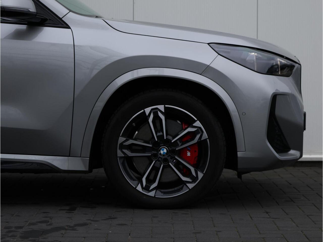 BMW iX1 eDrive20 67 kWh M Sport Edition M Sportpakket Pro | Verwarmd Stuurwiel | Comfort Access | Elektrische Trekhaak | panoramadak | Stoelverwarming | Head-Up | Harman-Kardon | Ekris Selection