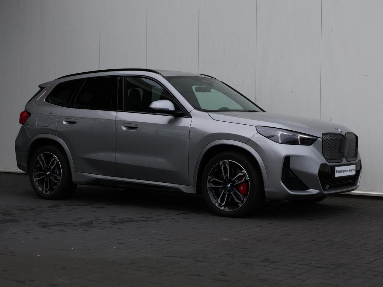 BMW iX1 eDrive20 67 kWh M Sport Edition M Sportpakket Pro | Verwarmd Stuurwiel | Comfort Access | Elektrische Trekhaak | panoramadak | Stoelverwarming | Head-Up | Harman-Kardon | Ekris Selection