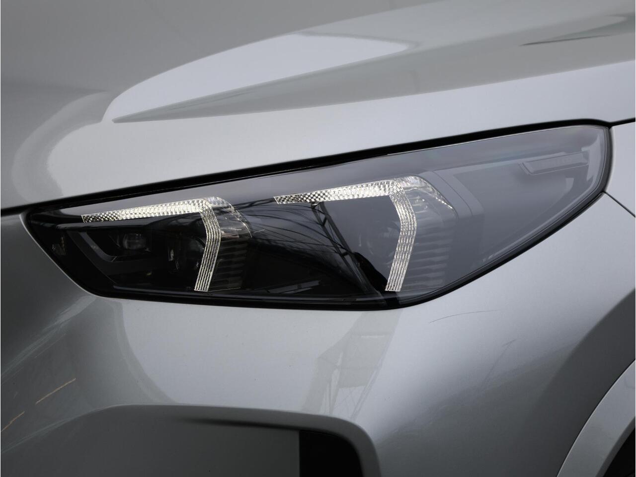 BMW iX1 eDrive20 67 kWh M Sport Edition M Sportpakket Pro | Verwarmd Stuurwiel | Comfort Access | Elektrische Trekhaak | panoramadak | Stoelverwarming | Head-Up | Harman-Kardon | Ekris Selection