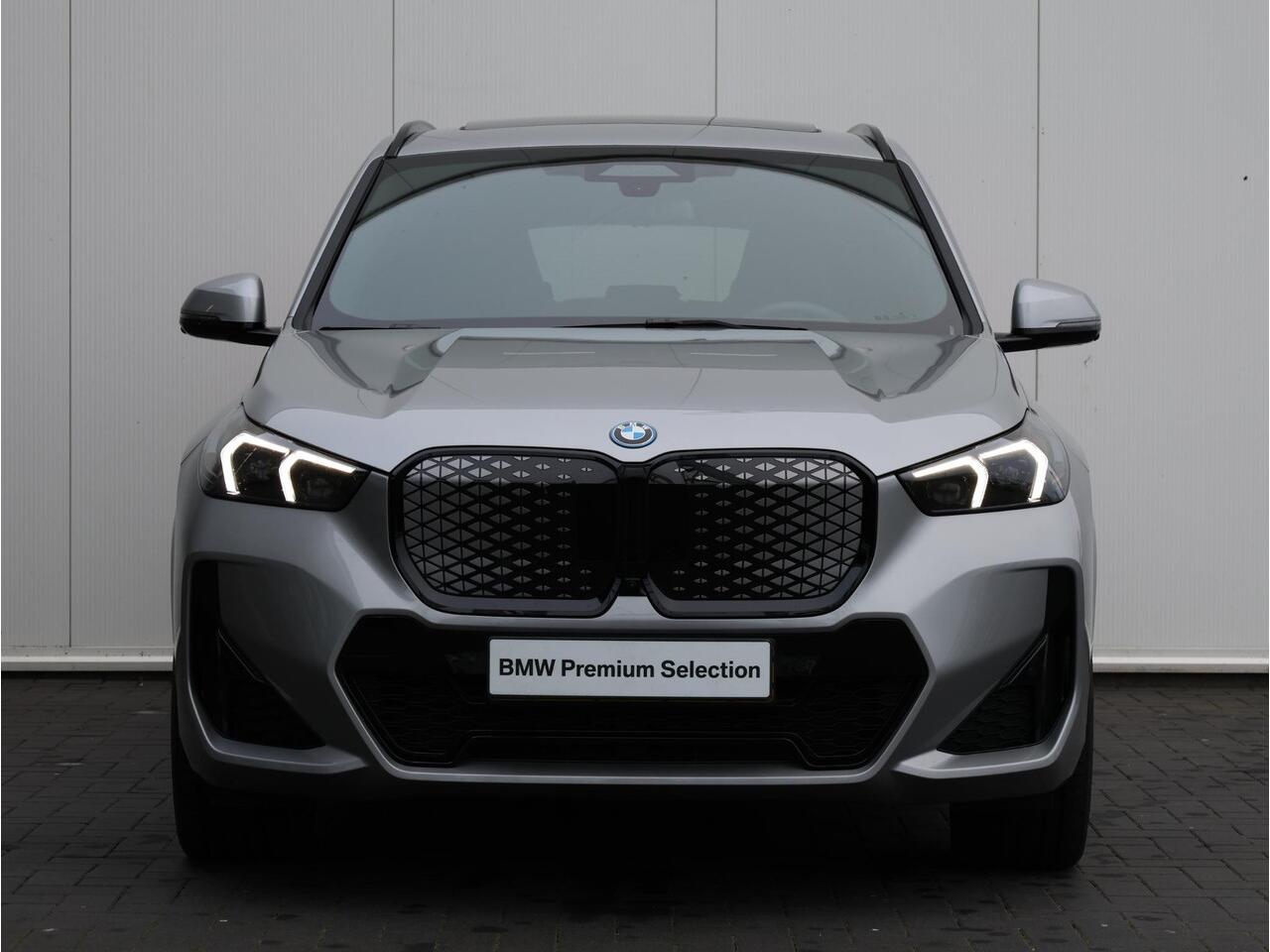 BMW iX1 eDrive20 67 kWh M Sport Edition M Sportpakket Pro | Verwarmd Stuurwiel | Comfort Access | Elektrische Trekhaak | panoramadak | Stoelverwarming | Head-Up | Harman-Kardon | Ekris Selection