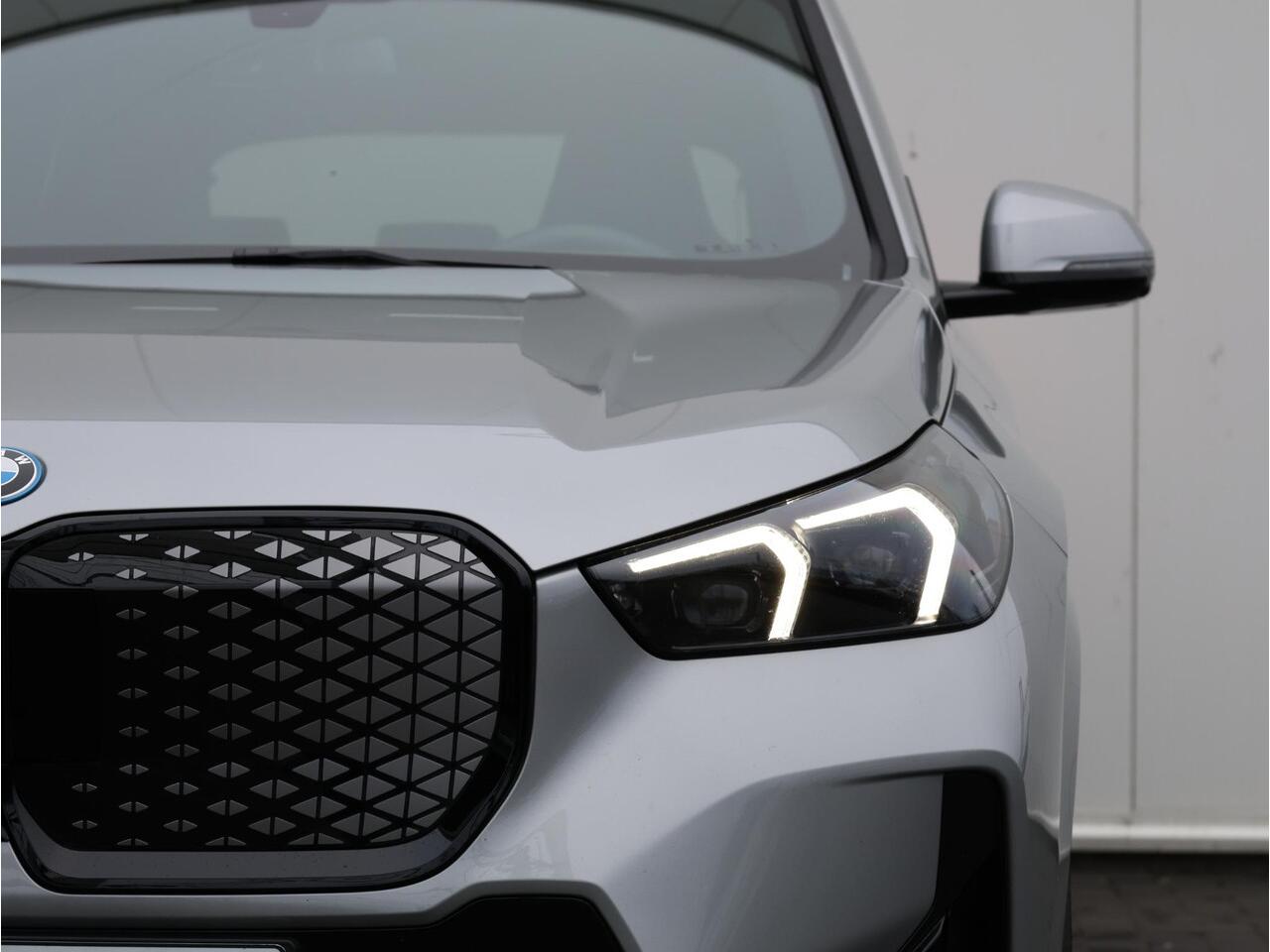 BMW iX1 eDrive20 67 kWh M Sport Edition M Sportpakket Pro | Verwarmd Stuurwiel | Comfort Access | Elektrische Trekhaak | panoramadak | Stoelverwarming | Head-Up | Harman-Kardon | Ekris Selection