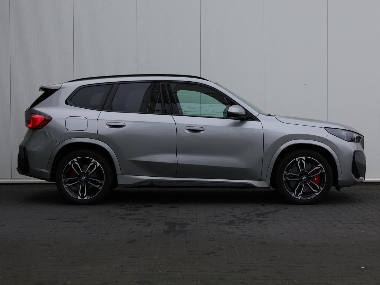 BMW iX1 eDrive20 67 kWh M Sport Edition M Sportpakket Pro | Verwarmd Stuurwiel | Comfort Access | Elektrische Trekhaak | panoramadak | Stoelverwarming | Head-Up | Harman-Kardon | Ekris Selection