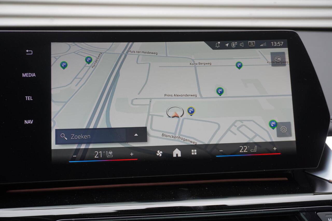 BMW iX1 eDrive20 xLine | Harman-Kardon sound system | BMW Head-Up Display | Parking Assistant Plus | Driving Assistant Plus | Comfort Pack | Trekhaak met elektrisch wegklapbare kogel | Glazen panoramadak | Ekris Selection