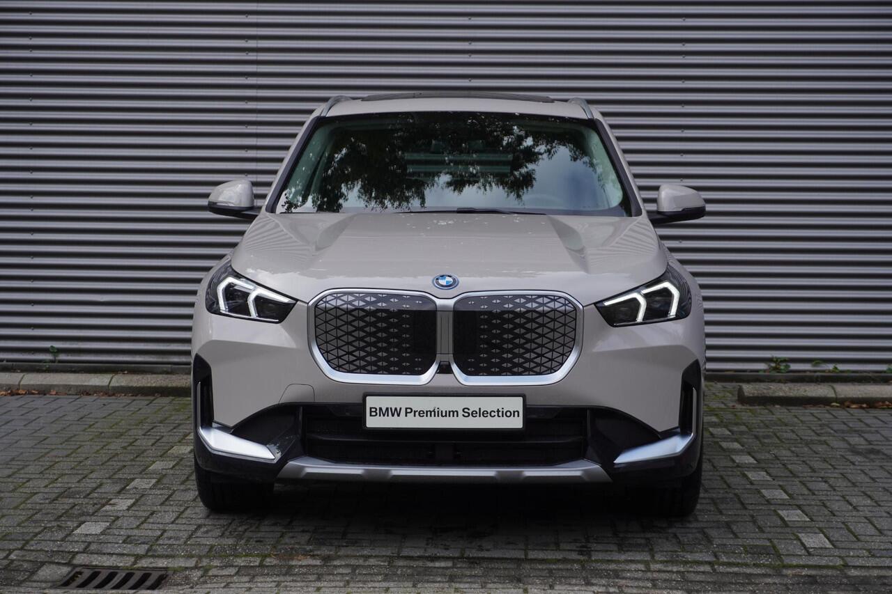 BMW iX1 eDrive20 xLine | Harman-Kardon sound system | BMW Head-Up Display | Parking Assistant Plus | Driving Assistant Plus | Comfort Pack | Trekhaak met elektrisch wegklapbare kogel | Glazen panoramadak | Ekris Selection