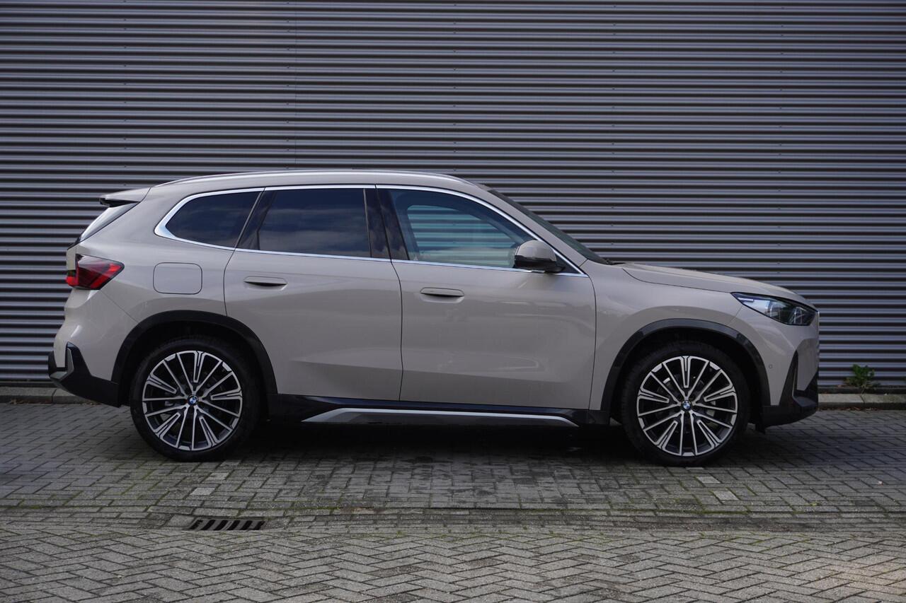 BMW iX1 eDrive20 xLine | Harman-Kardon sound system | BMW Head-Up Display | Parking Assistant Plus | Driving Assistant Plus | Comfort Pack | Trekhaak met elektrisch wegklapbare kogel | Glazen panoramadak | Ekris Selection