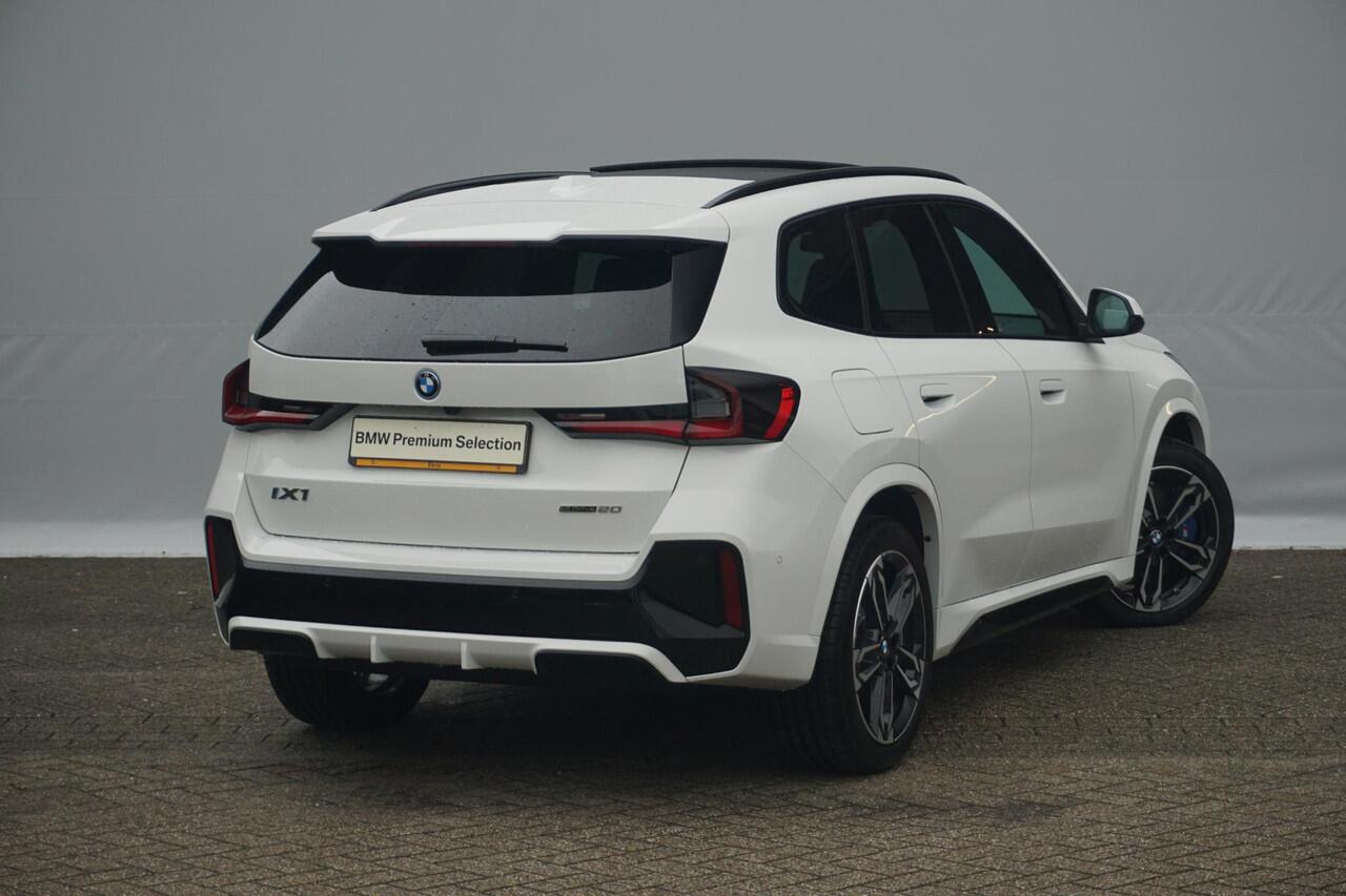 BMW iX1 eDrive20 M Sport | Trekhaak | Panoramadak | Harman Kardon | Cruise control adaptief met Stop&Go | Comfort Access | Ekris Selection