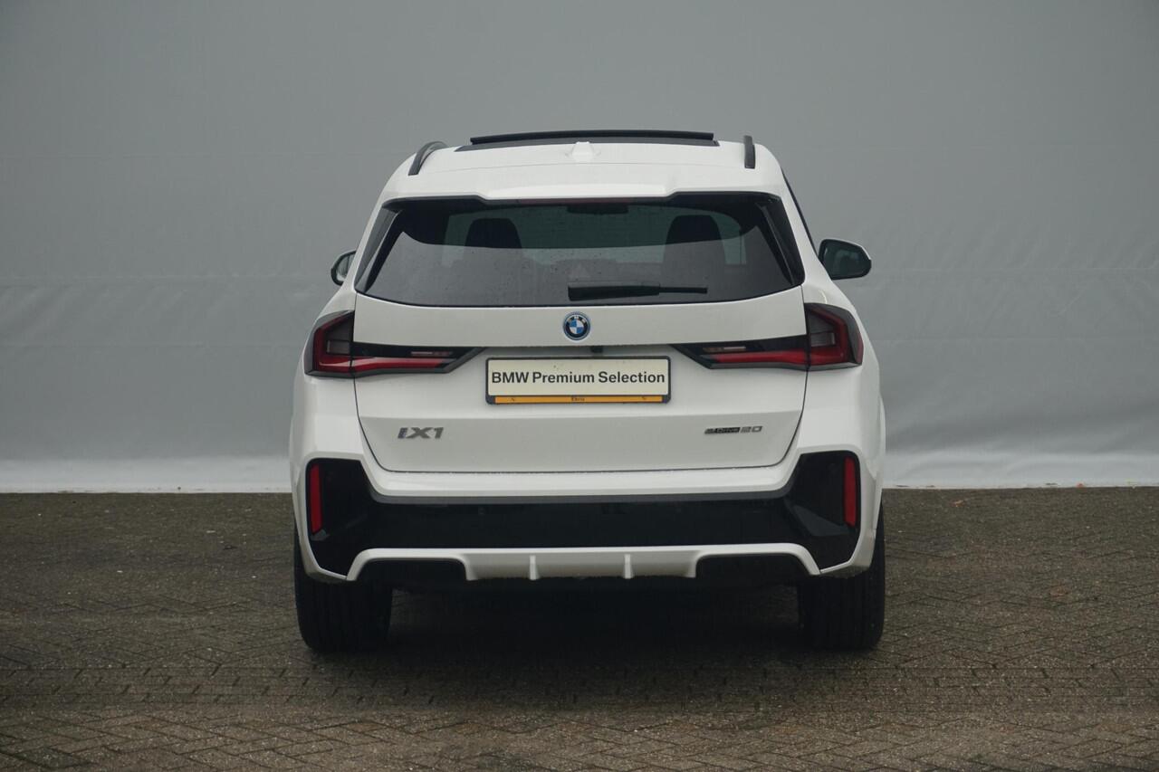 BMW iX1 eDrive20 M Sport | Trekhaak | Panoramadak | Harman Kardon | Cruise control adaptief met Stop&Go | Comfort Access | Ekris Selection