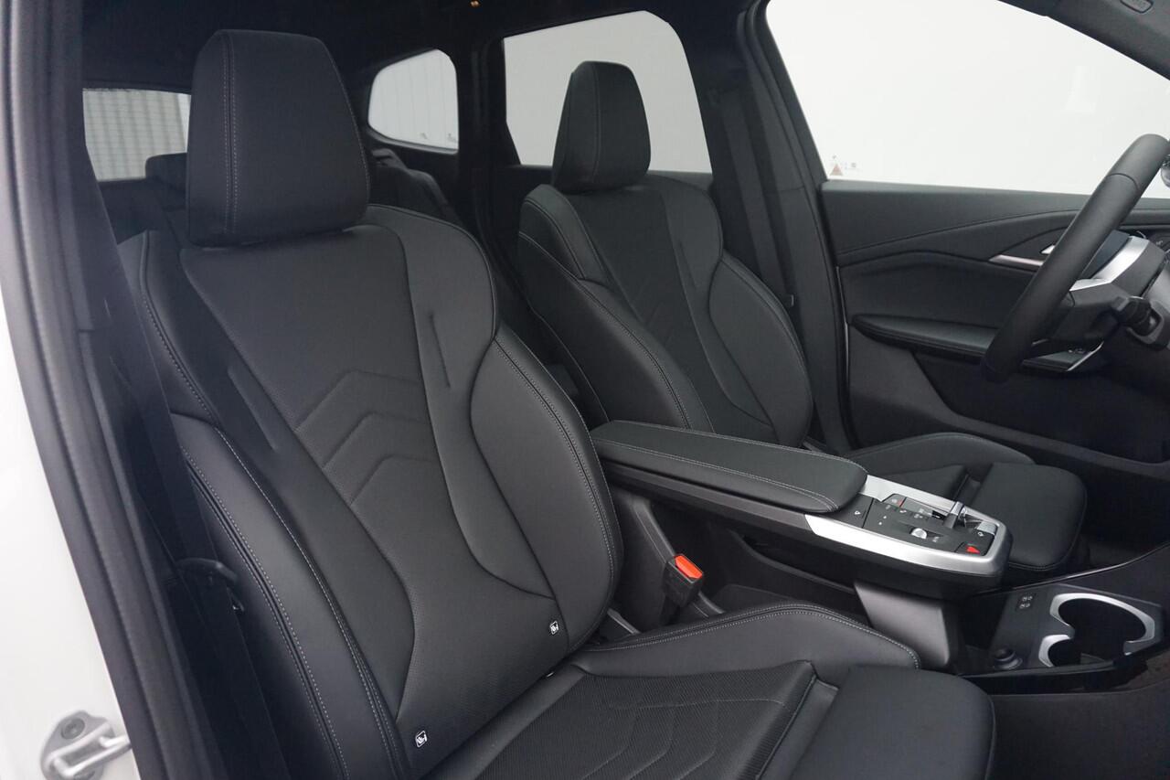 BMW iX1 eDrive20 M Sport | Trekhaak | Panoramadak | Harman Kardon | Cruise control adaptief met Stop&Go | Comfort Access | Ekris Selection