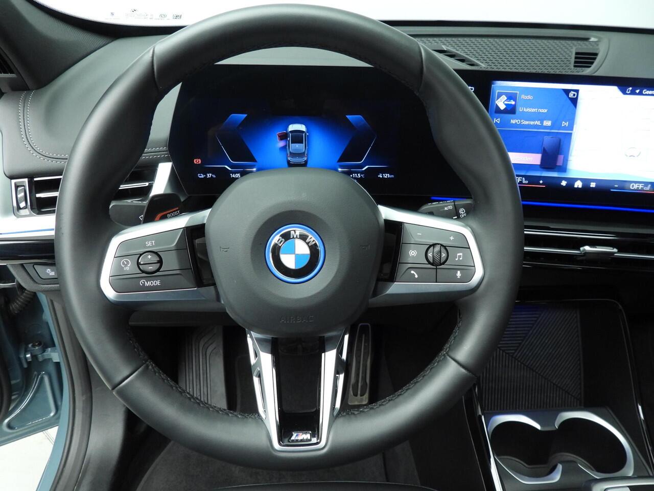 BMW iX1 xDrive30 | M-Sportpakket | LED | Leder | Navigatie | Schuifdak | Stoelverwarming | DAB | Alu 19 inch