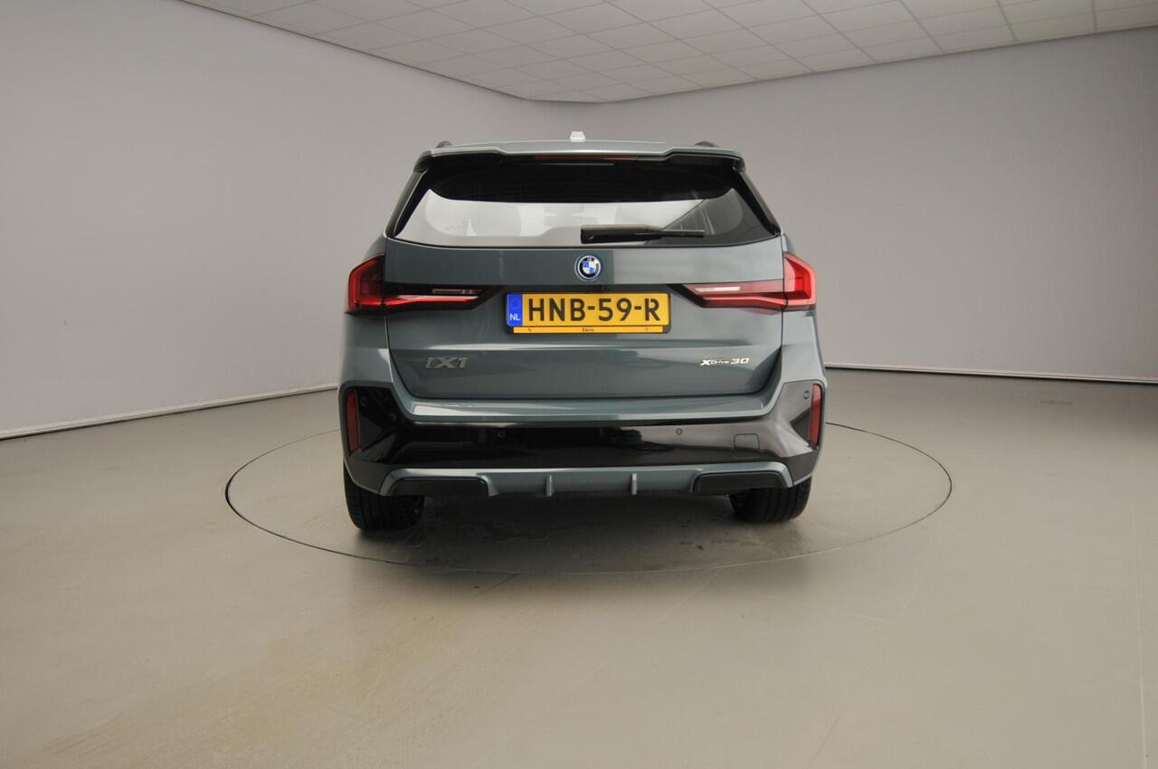 BMW iX1 xDrive30 | M-Sportpakket | LED | Leder | Navigatie | Schuifdak | Stoelverwarming | DAB | Alu 19 inch
