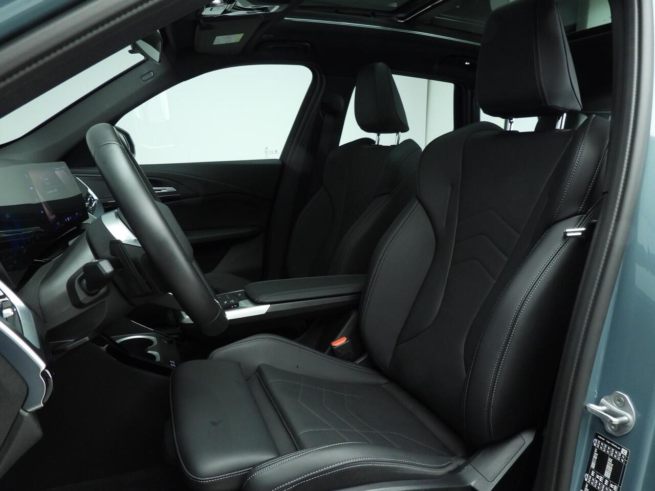 BMW iX1 xDrive30 | M-Sportpakket | LED | Leder | Navigatie | Schuifdak | Stoelverwarming | DAB | Alu 19 inch