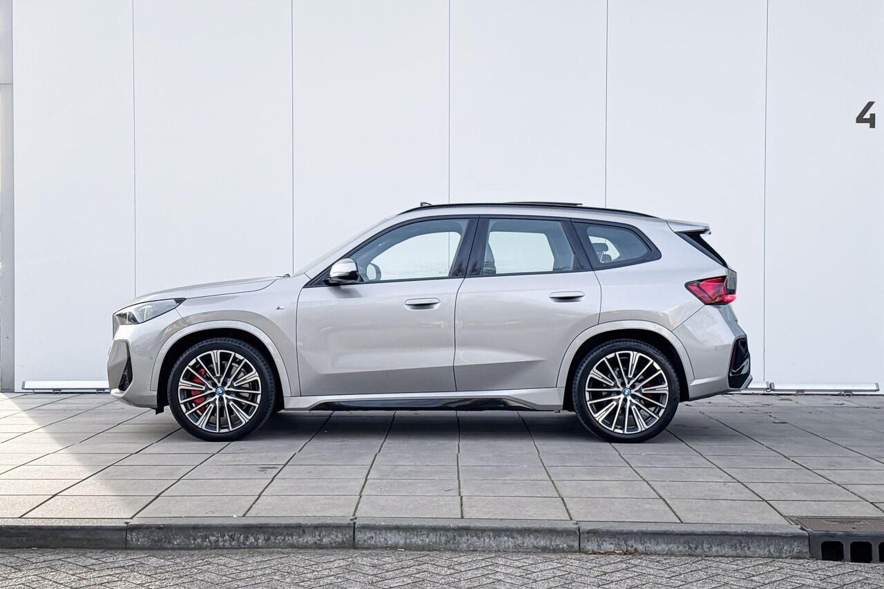 BMW iX1 xDrive30 67 kWh M Sport Pro 20 Inch / Comfort Acces / Shadow Line / Binnen & Buitenspiegel Automatisch Dimmend / Stoelverwarming