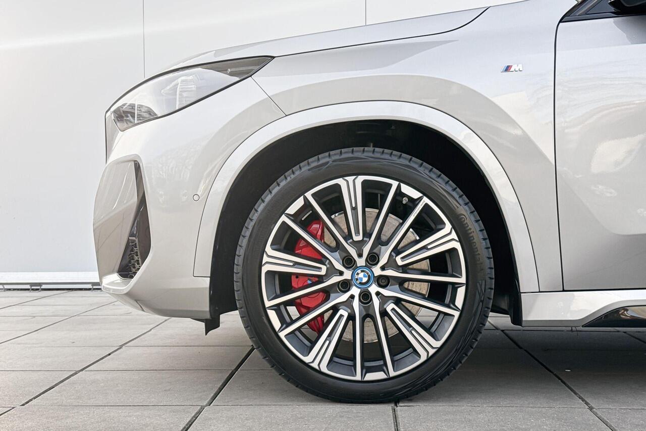 BMW iX1 xDrive30 67 kWh M Sport Pro 20 Inch / Comfort Acces / Shadow Line / Binnen & Buitenspiegel Automatisch Dimmend / Stoelverwarming