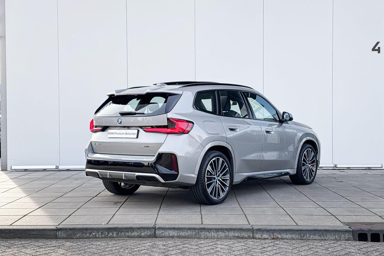 BMW iX1 xDrive30 67 kWh M Sport Pro 20 Inch / Comfort Acces / Shadow Line / Binnen & Buitenspiegel Automatisch Dimmend / Stoelverwarming
