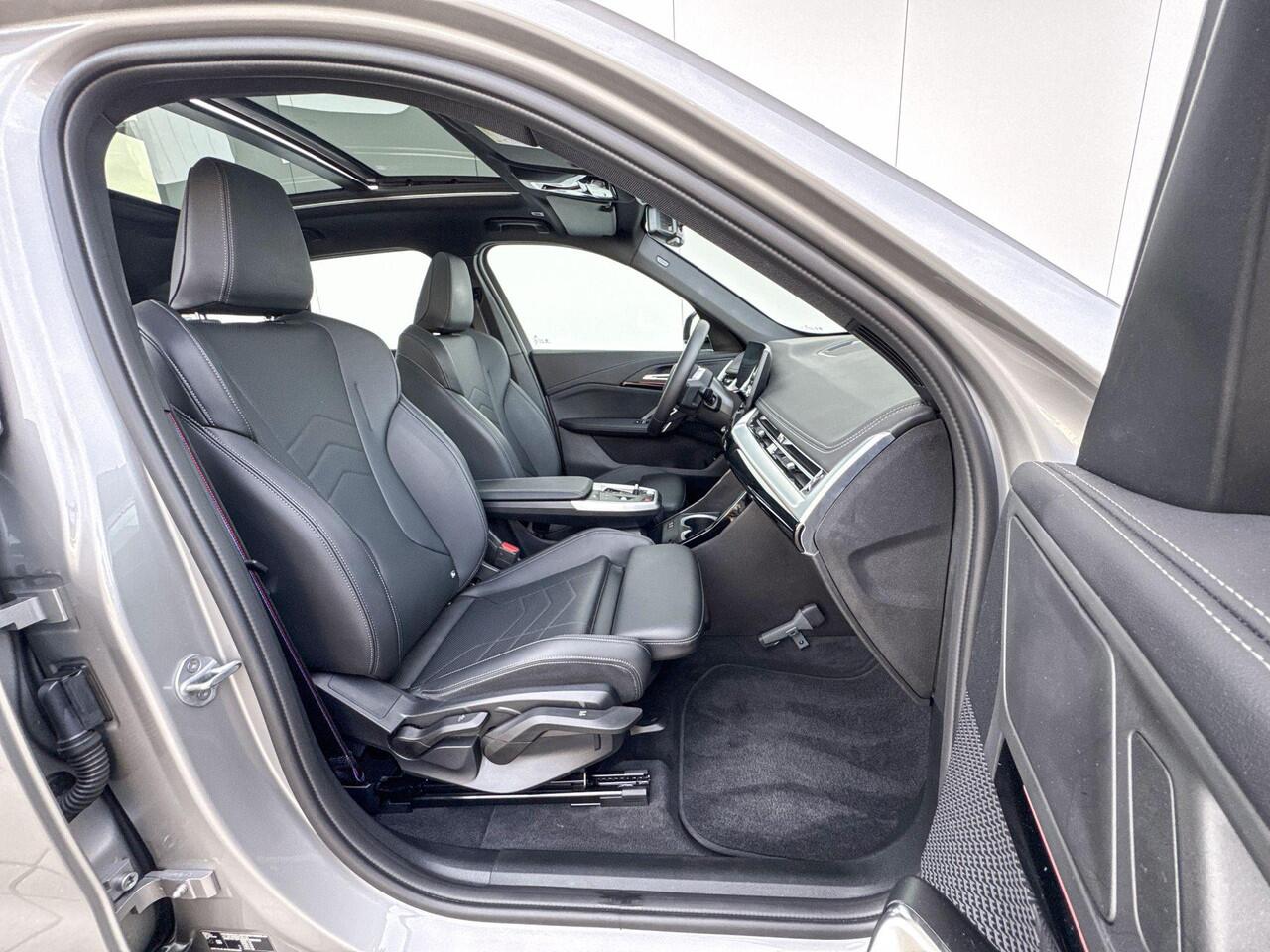 BMW iX1 xDrive30 67 kWh M Sport Pro 20 Inch / Comfort Acces / Shadow Line / Binnen & Buitenspiegel Automatisch Dimmend / Stoelverwarming