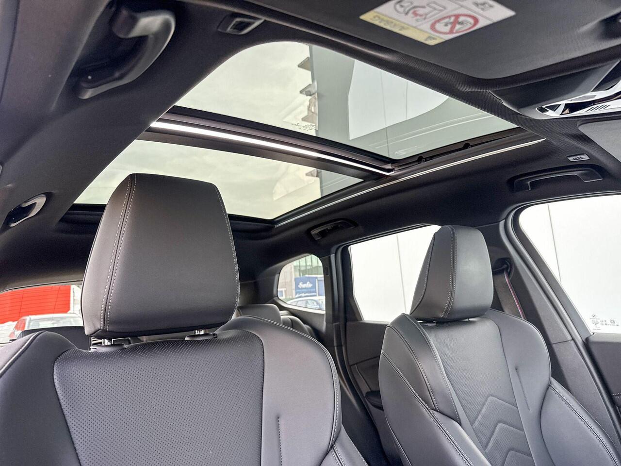 BMW iX1 xDrive30 67 kWh M Sport Pro 20 Inch / Comfort Acces / Shadow Line / Binnen & Buitenspiegel Automatisch Dimmend / Stoelverwarming