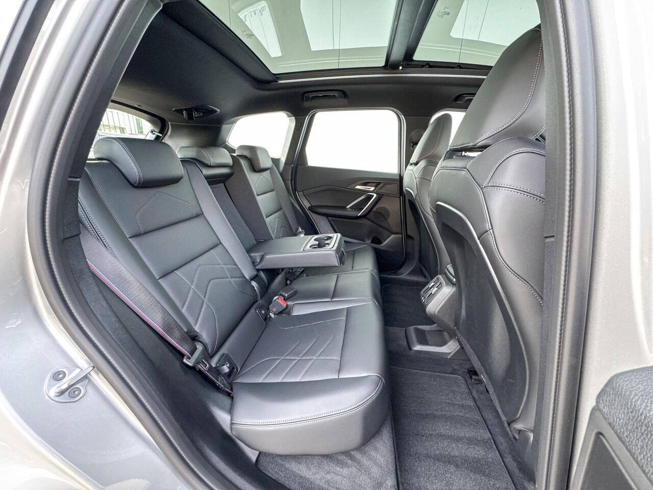 BMW iX1 xDrive30 67 kWh M Sport Pro 20 Inch / Comfort Acces / Shadow Line / Binnen & Buitenspiegel Automatisch Dimmend / Stoelverwarming