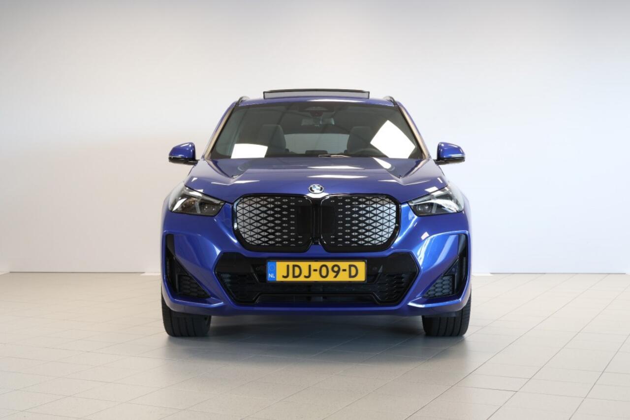 BMW iX1 xDrive30 67 kWh M Sport Pro - Pano - Trekhaak - Head-Up
