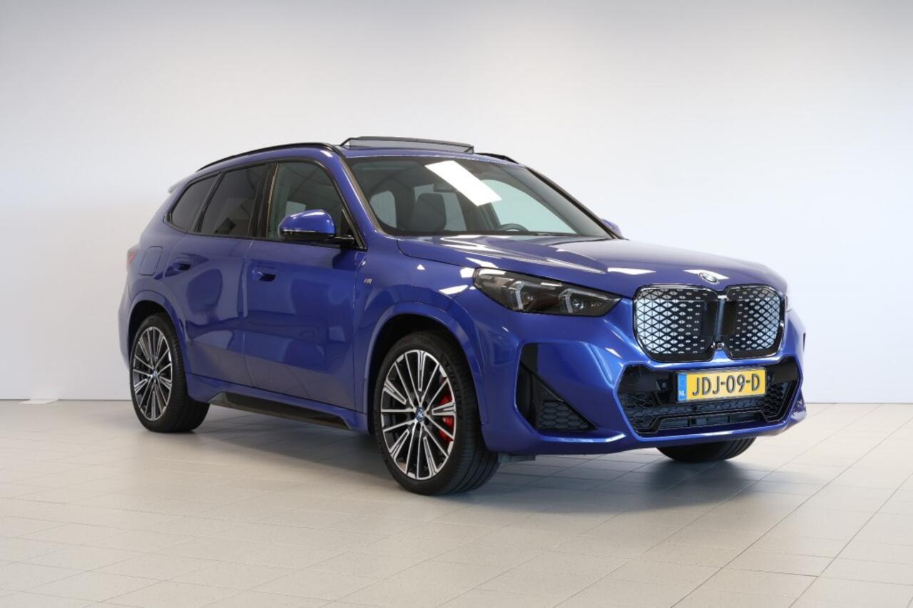 BMW iX1 xDrive30 67 kWh M Sport Pro - Pano - Trekhaak - Head-Up