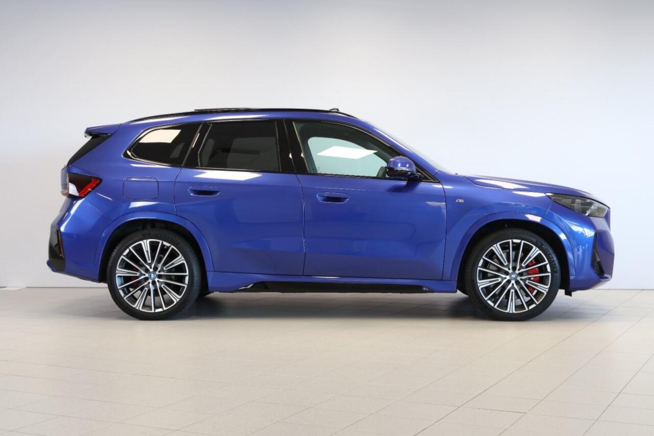 BMW iX1 xDrive30 67 kWh M Sport Pro - Pano - Trekhaak - Head-Up