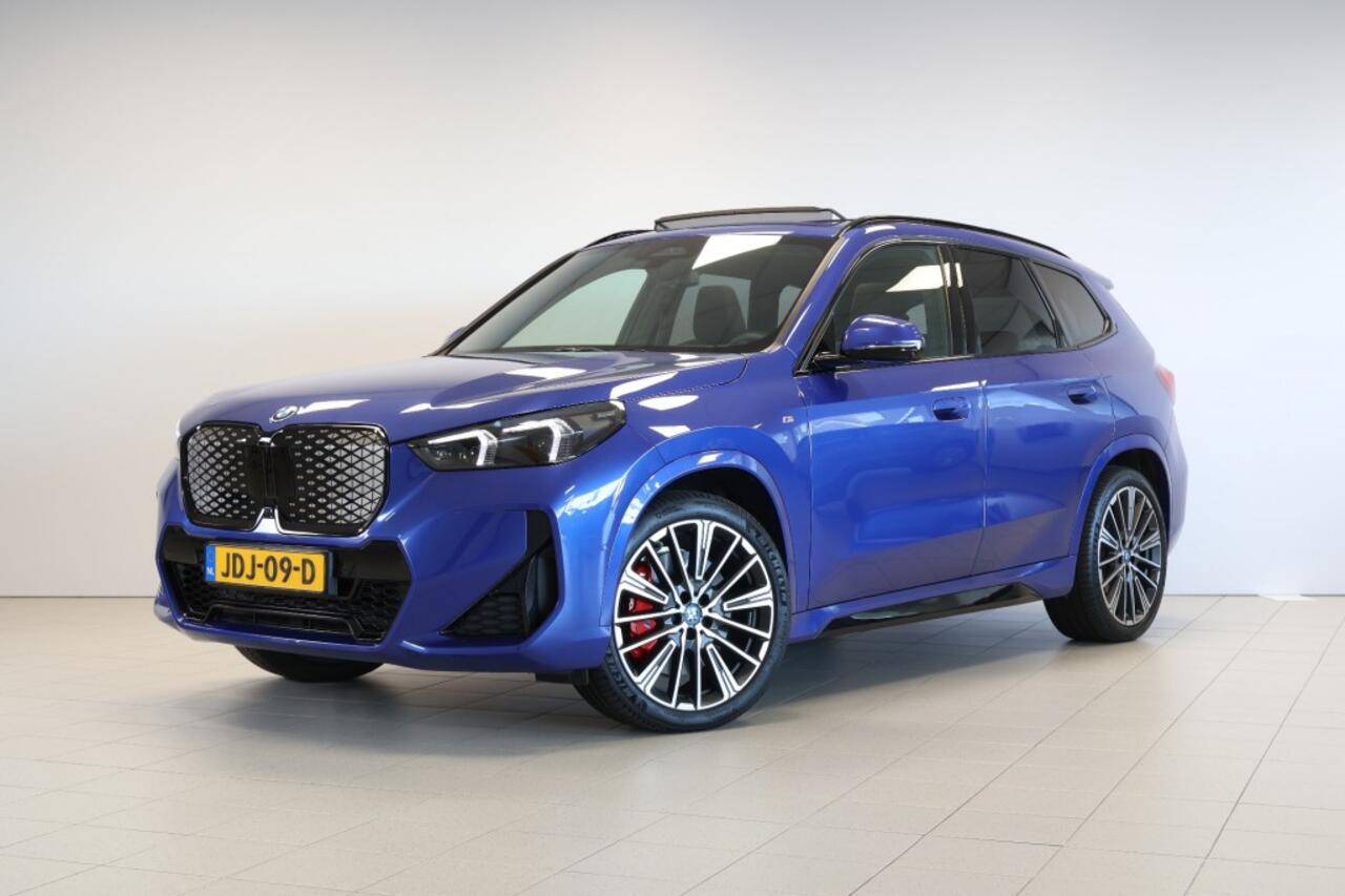 BMW iX1 xDrive30 67 kWh M Sport Pro - Pano - Trekhaak - Head-Up