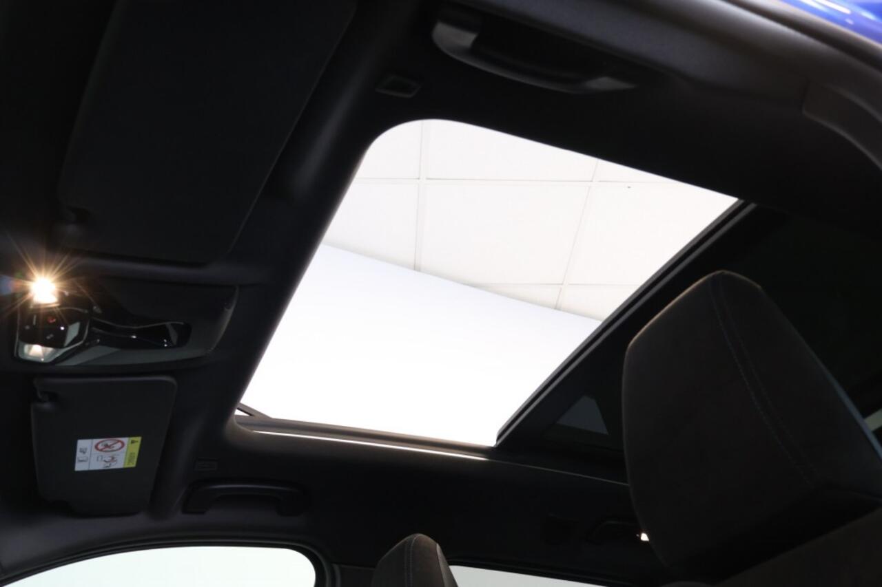 BMW iX1 xDrive30 67 kWh M Sport Pro - Pano - Trekhaak - Head-Up