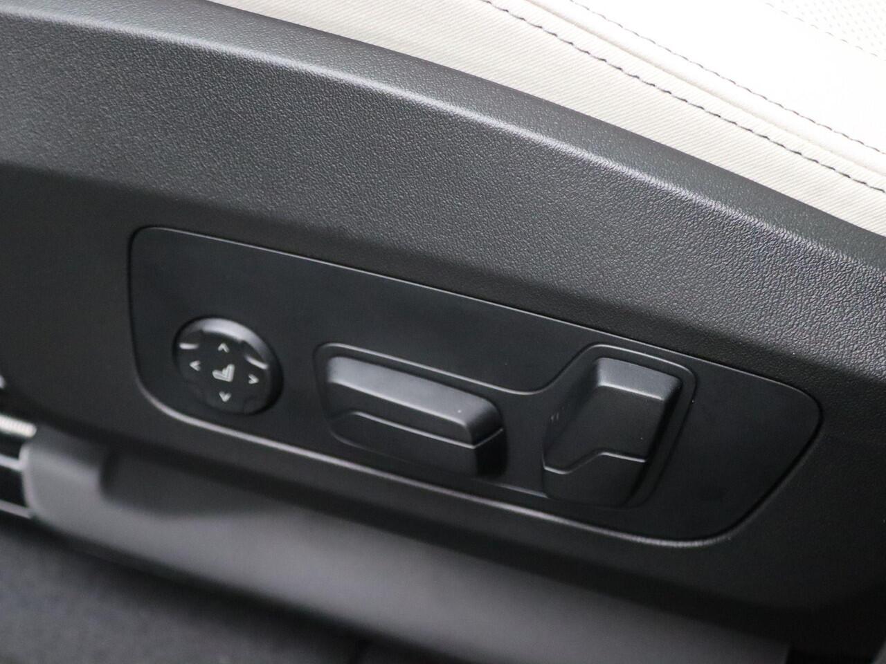 BMW iX1 eDrive20 M Sport Edition | Premium Pack | Comfort Pack | Travel Pack | Trekhaak | Panoramadak | Elektrisch Verstelbare Sportstoelen | Harman Kardon | 19'' | Ekris Selection